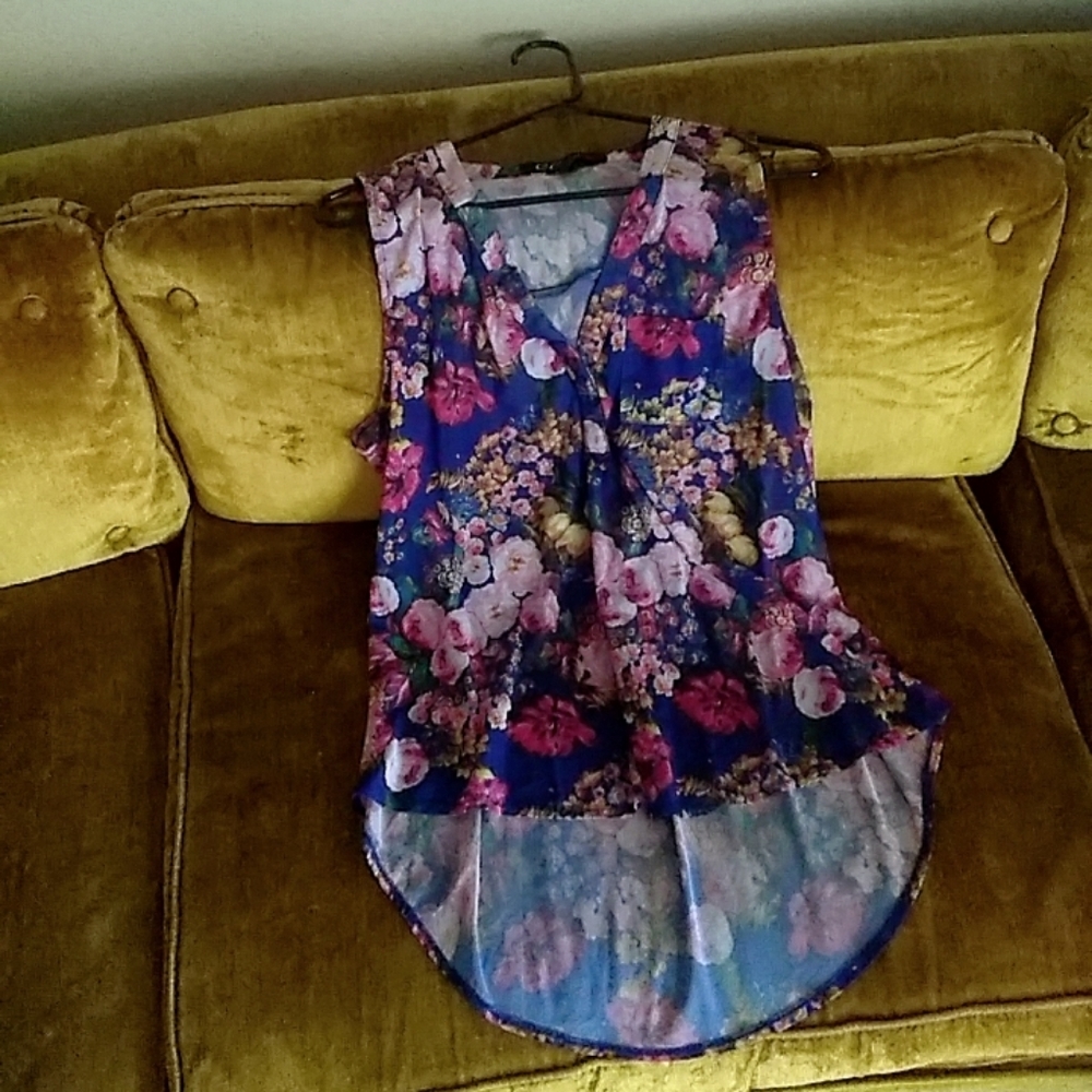 Sleeveless flower blouse